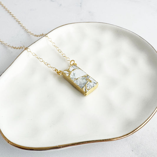 Vertical Bar Necklace in Gold – White Mojave