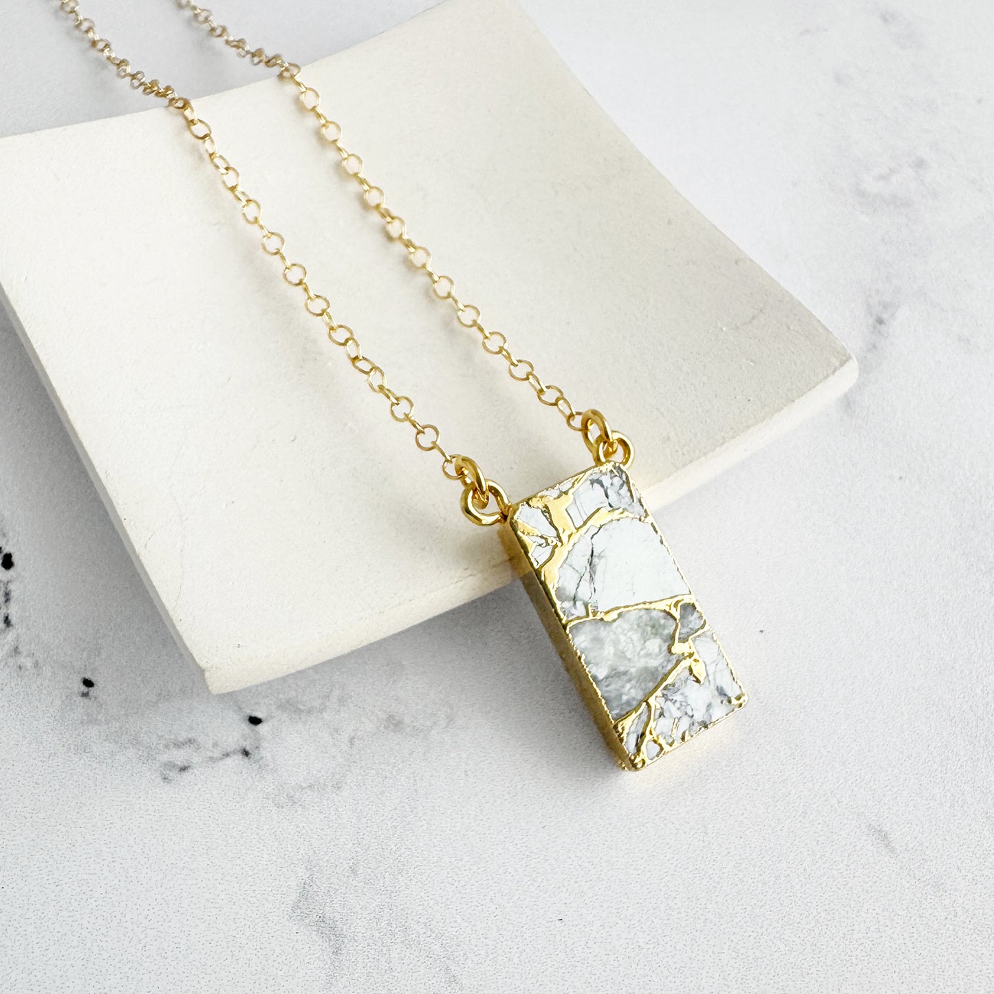 Vertical Bar Necklace in Gold – White Mojave