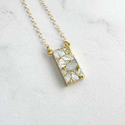 Vertical Bar Necklace in Gold – White Mojave