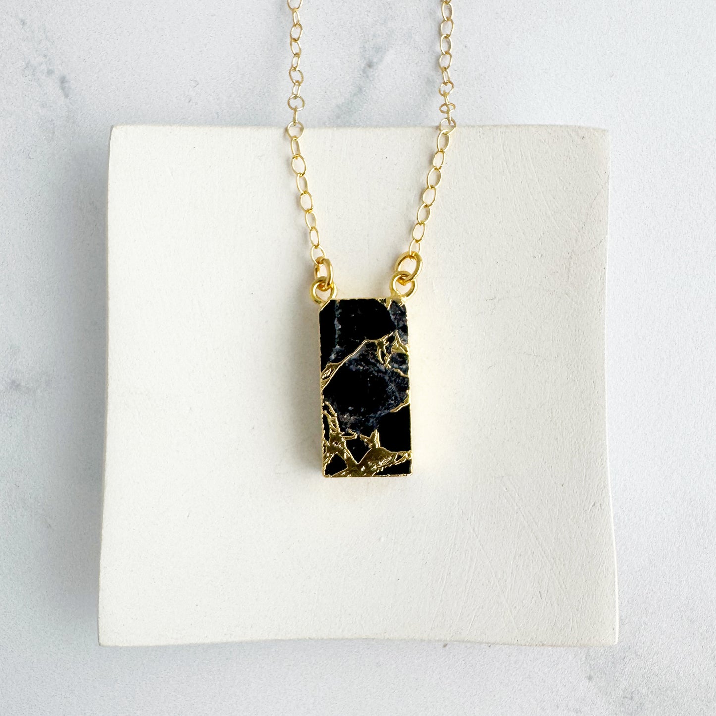 Vertical Bar Necklace in Gold – Black Mojave