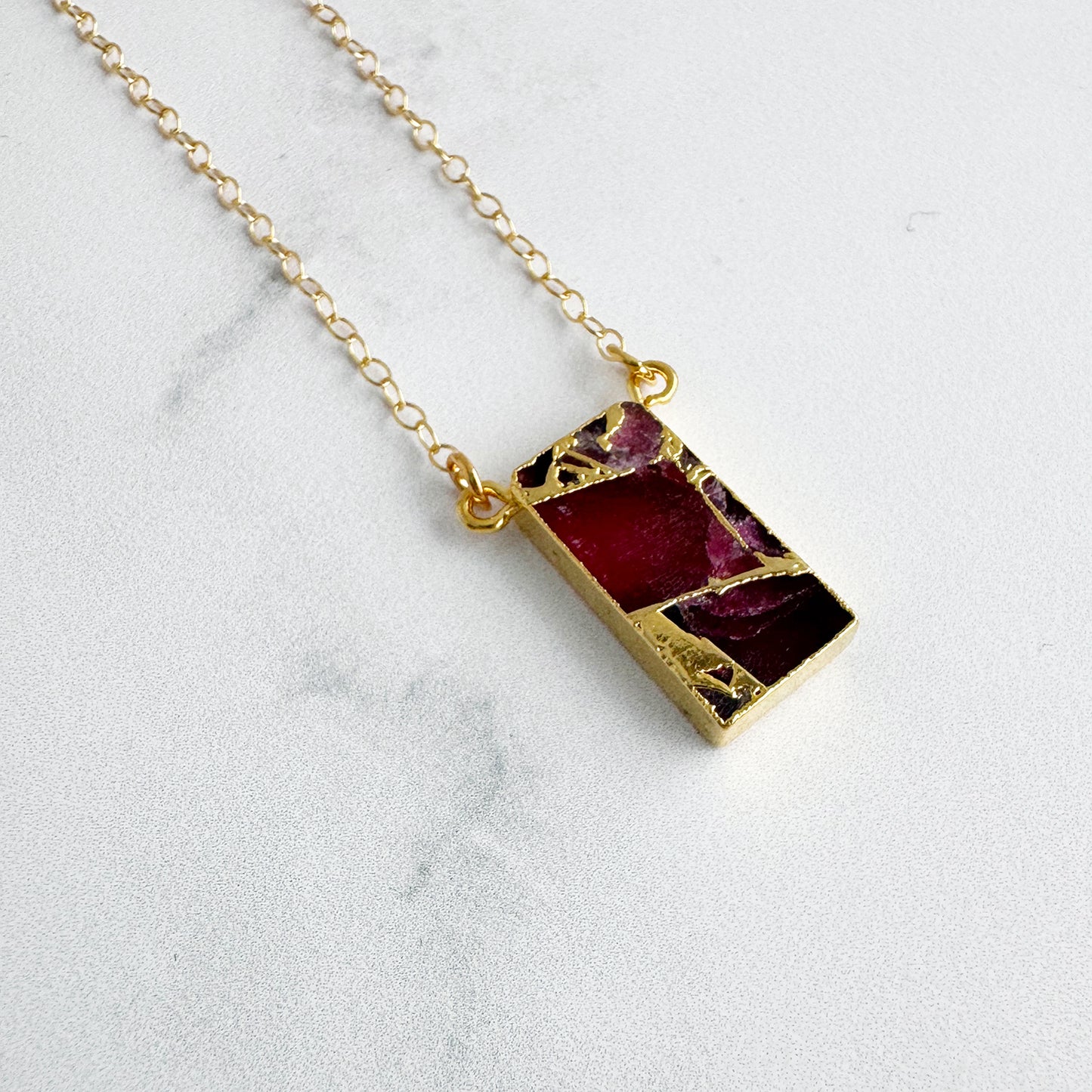 Vertical Bar Necklace in Gold – Burgundy Mojave