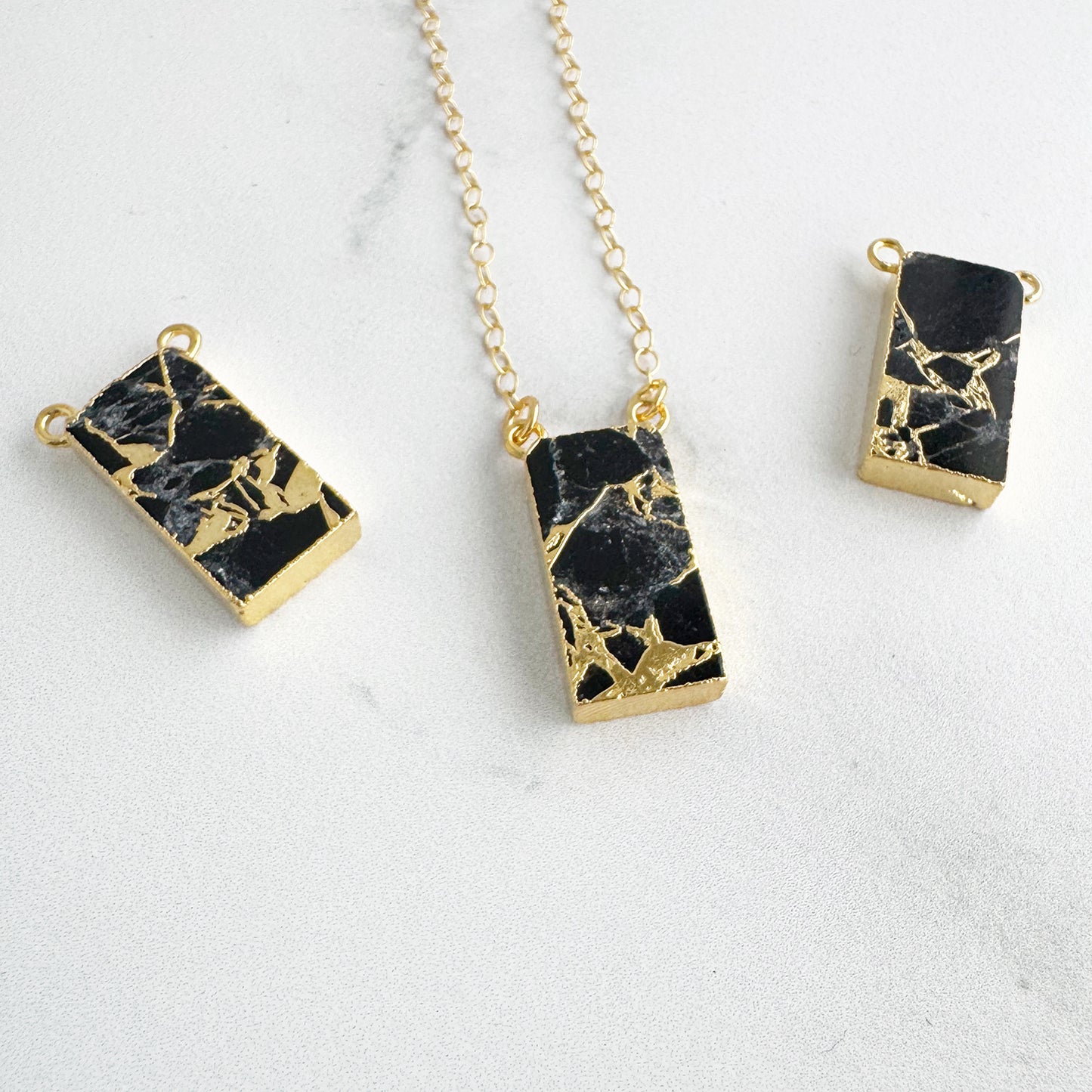 Vertical Bar Necklace in Gold – Black Mojave