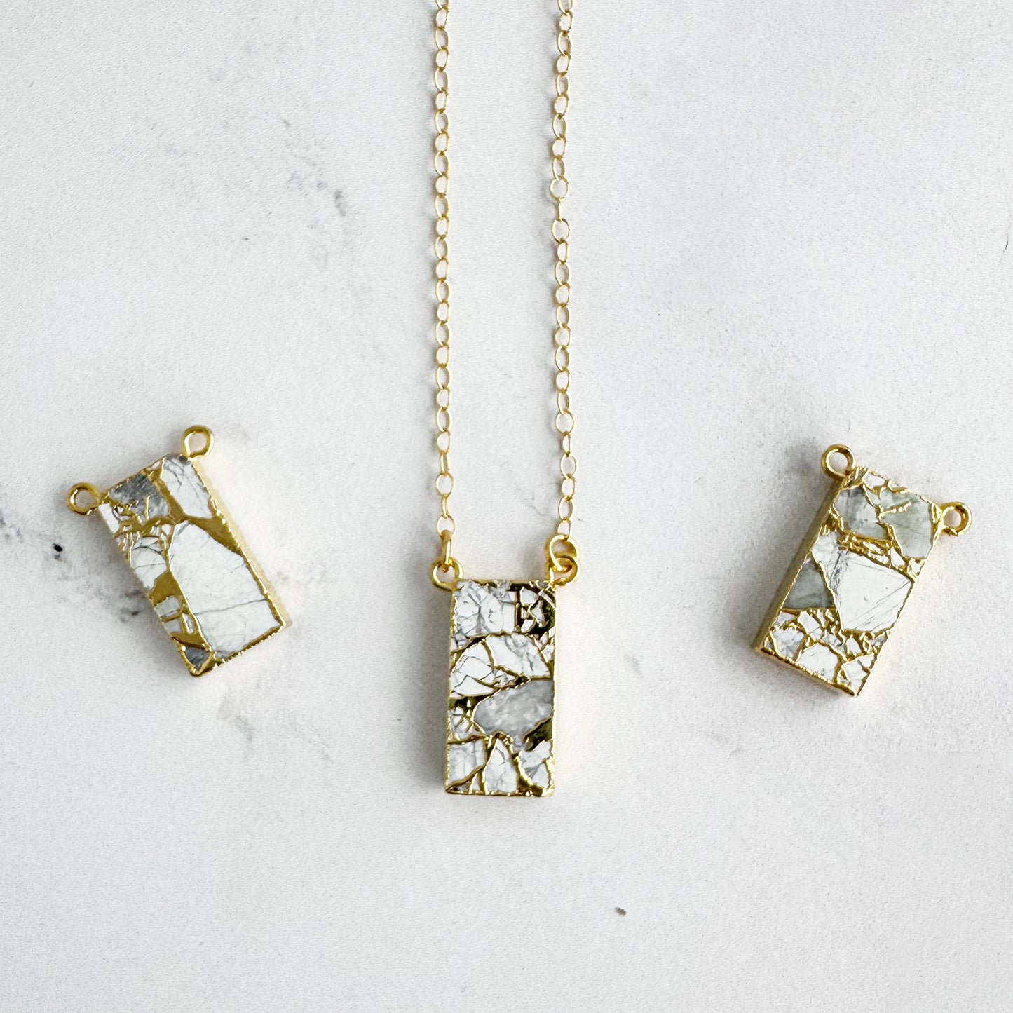 Vertical Bar Necklace in Gold – White Mojave